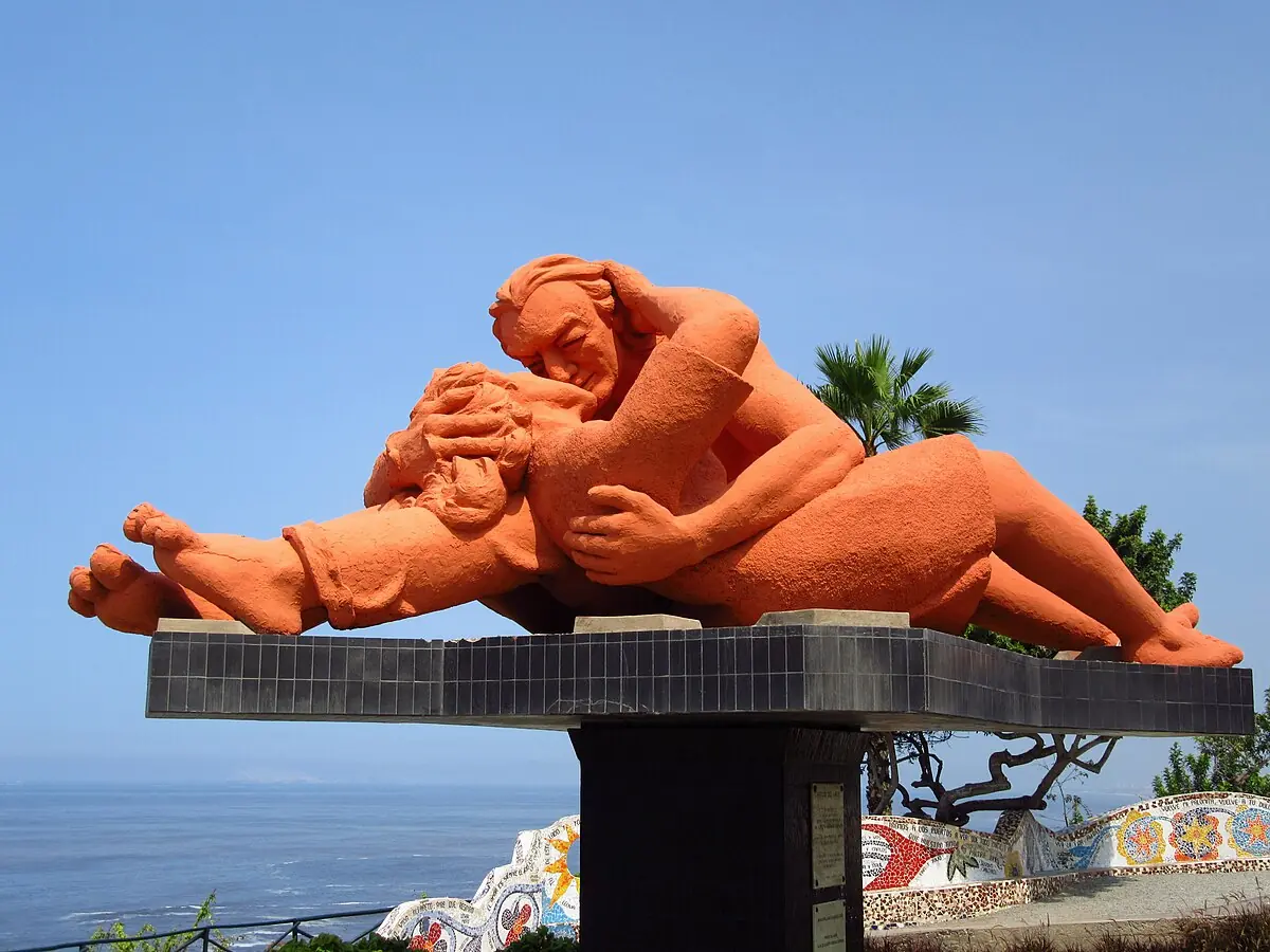 Sculpture El Beso à Lima